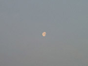 朝焼けに浮かぶ月